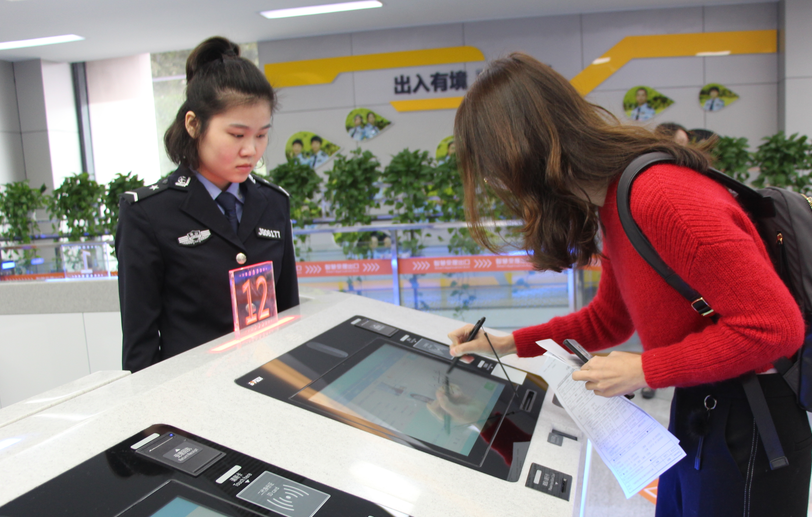 助力智慧警務 科技服務百姓 深圳公安出入境智慧大廳正式啟用